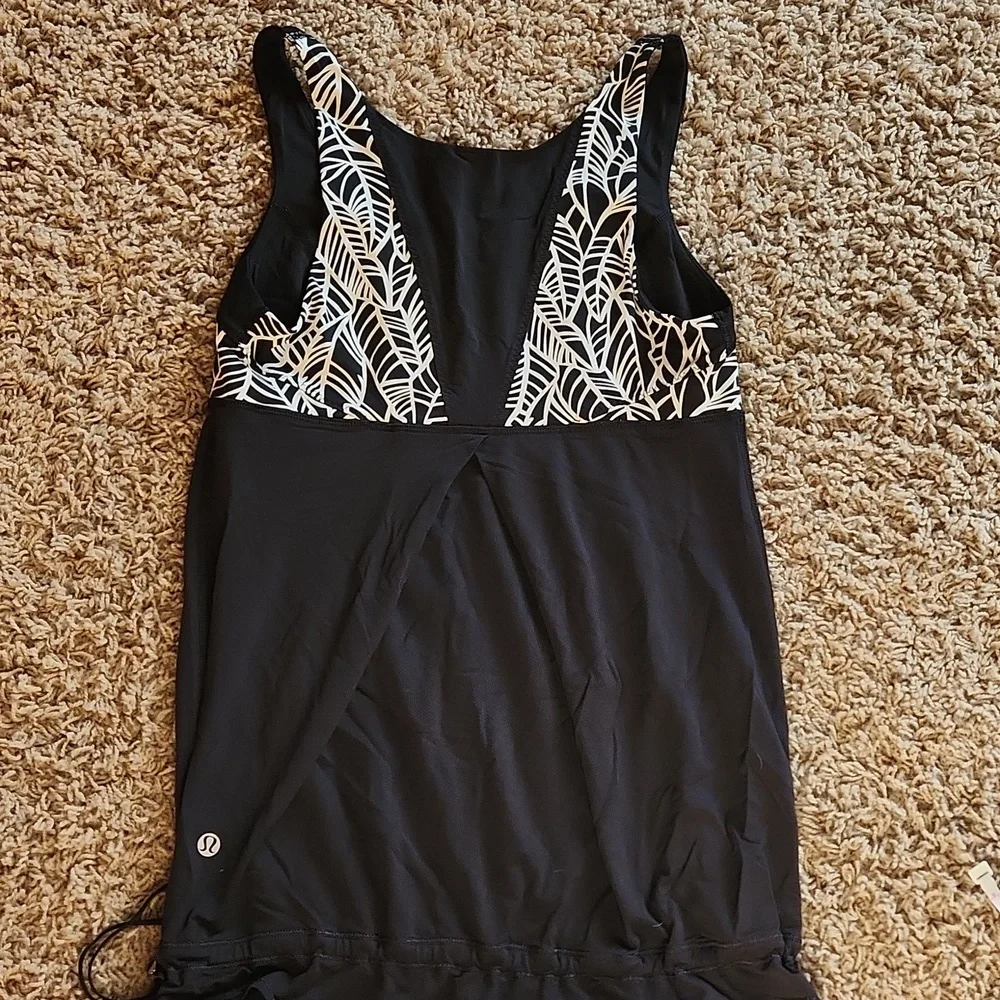 LuLulemon black and white womans tank top size 6